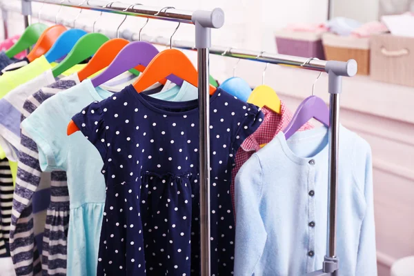 Roupa de crianças em cabides — Fotografia de Stock