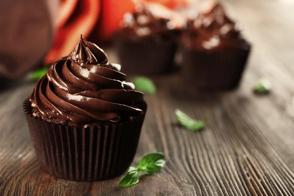 Pastelitos de chocolate y servilleta en la mesa — Foto de Stock