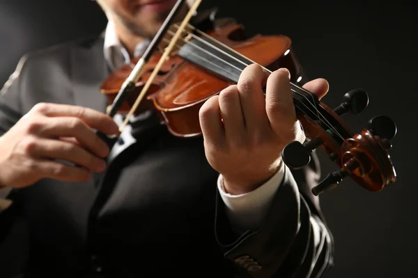 Музикант грає скрипка — стокове фото