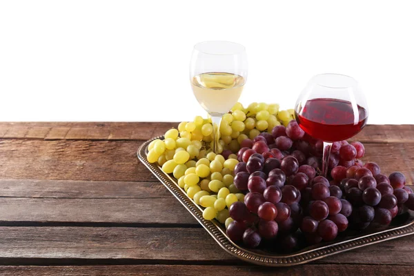 Vino e uva sul tavolo di legno sullo sfondo chiaro — Foto Stock