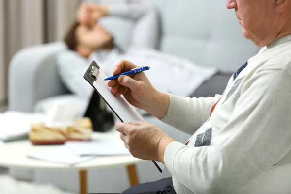 Mann liegt auf Sofa beim Psychologen — Stockfoto