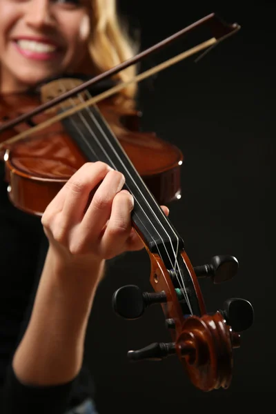 Músico toca violino — Fotografia de Stock