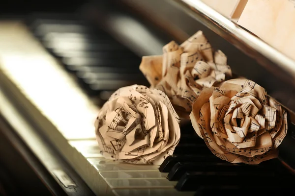 Rosas de papel decorativas en el teclado del piano — Foto de Stock