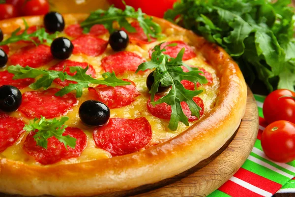 Gustosa pizza con salame — Foto Stock