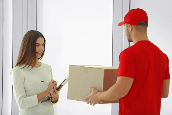 Mujer joven y hombre de parto — Foto de Stock