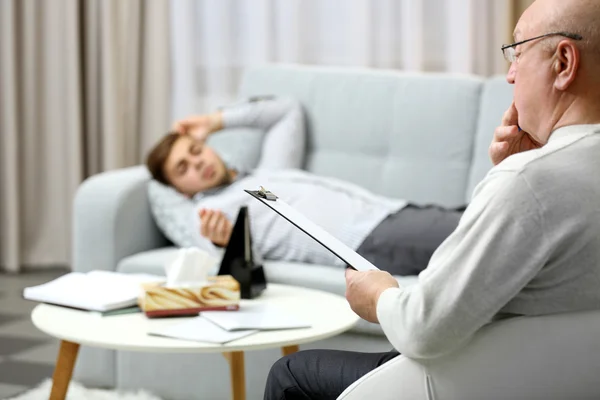 Hombre acostado en el sofá en el psicólogo — Foto de Stock