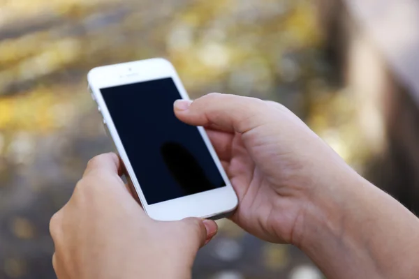 Mujer sosteniendo smartphone — Foto de Stock