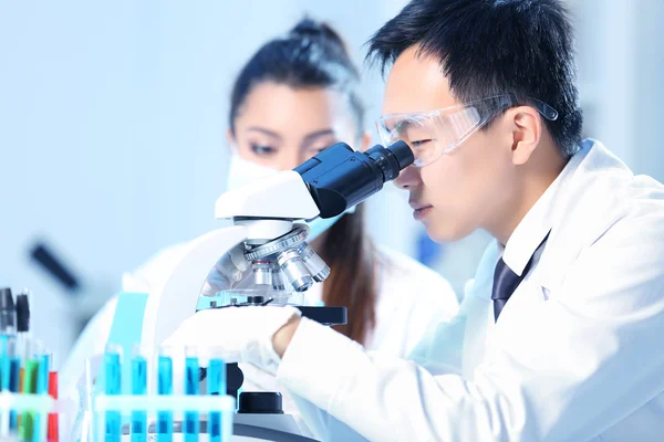 Técnicos médicos que trabalham em laboratório — Fotografia de Stock