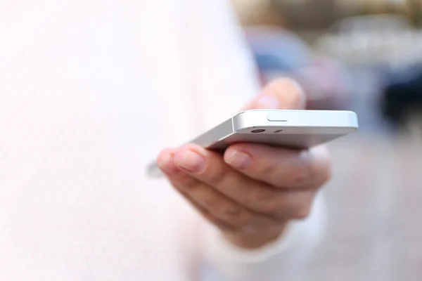 Frau mit Smartphone — Stockfoto