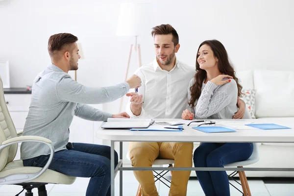 Familie met onroerende goederenagent — Stockfoto