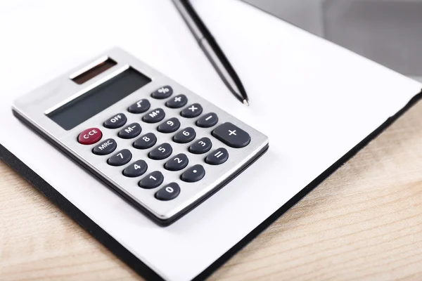 Bureau aanbod op tafel — Stockfoto