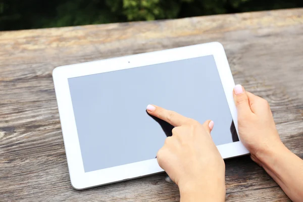 Vrouw die met een Tablet PC werkt — Stockfoto