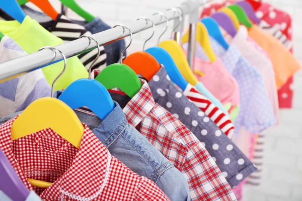 Roupa de crianças em cabides — Fotografia de Stock