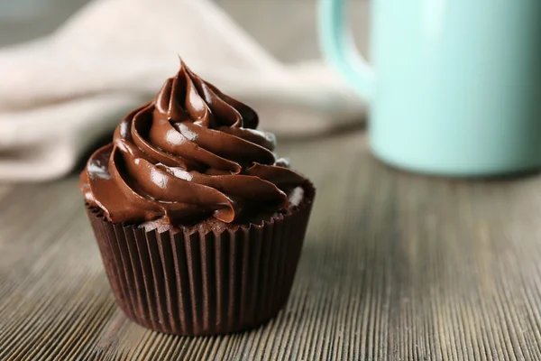 Chocolate cupcakes with drink on table — Stock Photo, Image