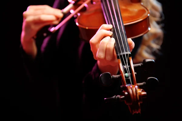 La mujer toca el violín — Foto de Stock