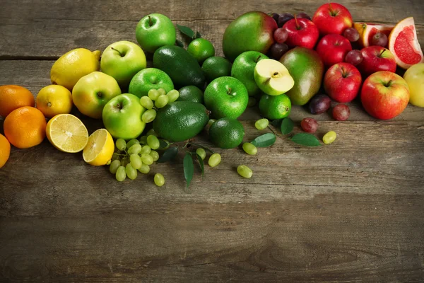 Frutas no fundo de madeira — Fotografia de Stock