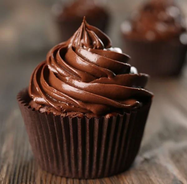 Chocolade cupcakes op donkere houten achtergrond — Stockfoto