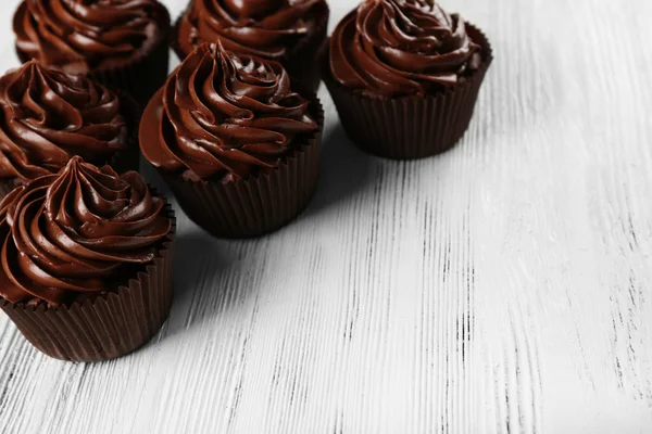 Cupcakes au chocolat sur fond bois clair — Photo