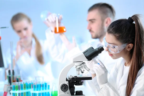 Técnicos médicos trabajando en laboratorio — Foto de Stock