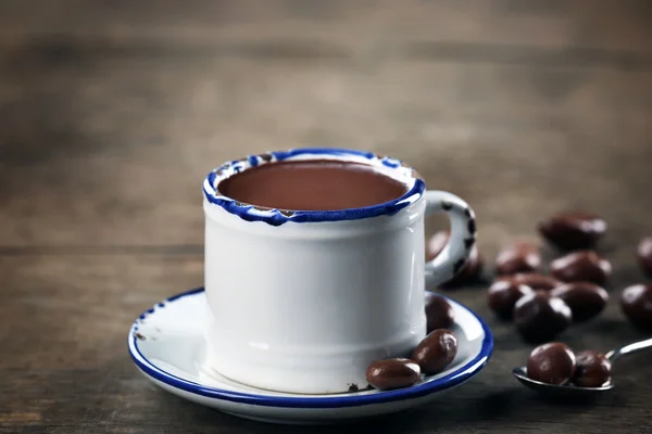 木製の背景にチョコレートとカカオのカップ — ストック写真