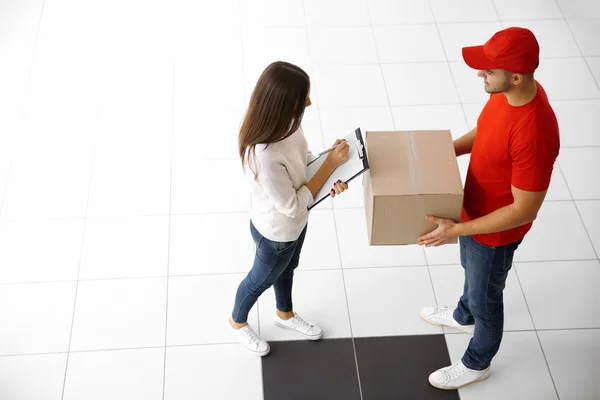 Mujer joven y hombre de parto — Foto de Stock