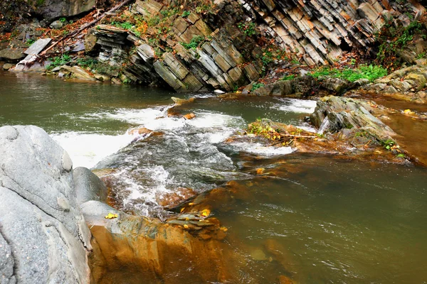 Landschap met rivier en stenen — Stockfoto