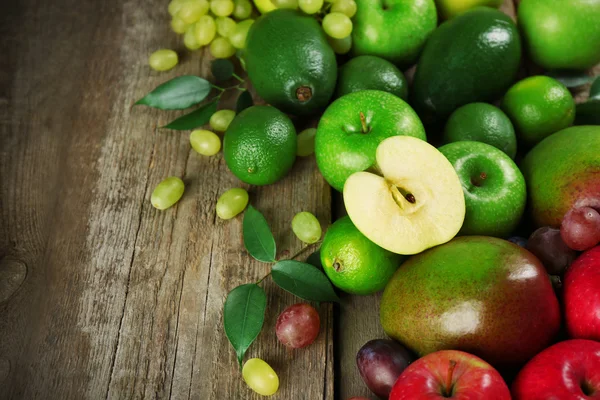 Frukter på trä bakgrund — Stockfoto