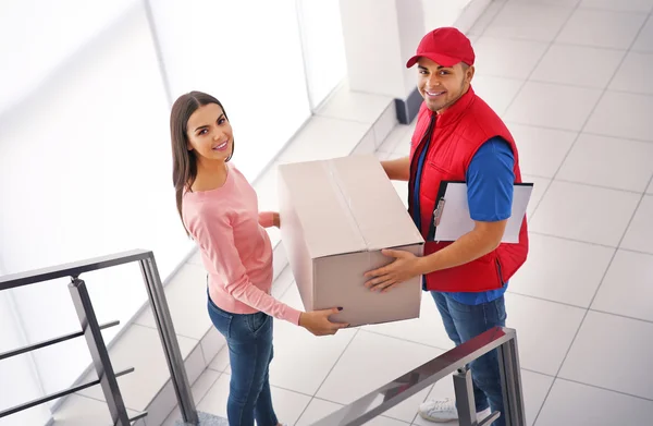 Mujer joven y mensajero en las escaleras —  Fotos de Stock