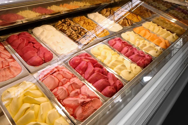 Diferentes tipos de sorvete em caixas — Fotografia de Stock