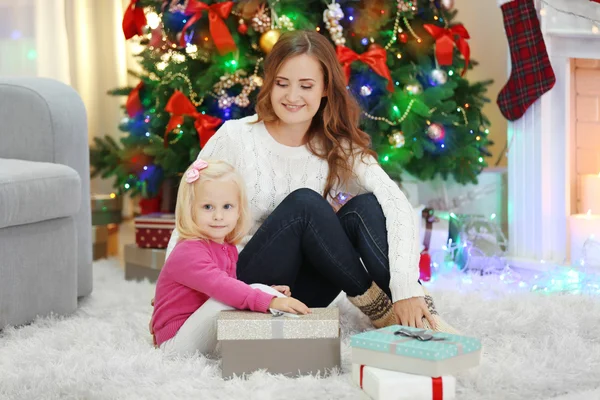 Moeder Met Dochter Buurt Van Kerstboom — Stockfoto