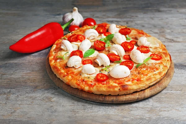 Deliziosa pizza e verdure fresche — Foto Stock