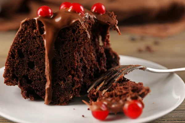 Stück Schokoladenkuchen mit Schneeballbaumbeeren auf einem Tisch — Stockfoto