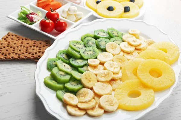 Fruits and vegetables on light wooden background. healthy eating concept. — Stock Photo, Image