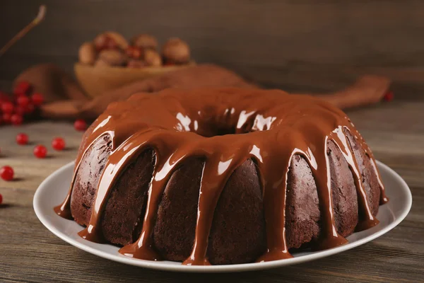 Schokoladenkuchen mit einer Flasche Milch — Stockfoto