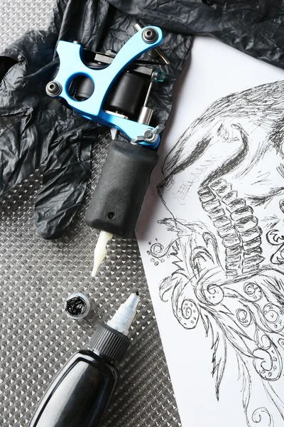 Máquina de tatuaje, boceto y suministros de tatuaje — Foto de Stock