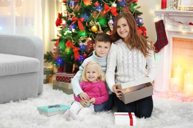 Anne ile kızı ve oğlu Noel ağacı yakınındaki