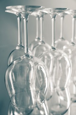 şarap kadehleri üst üste