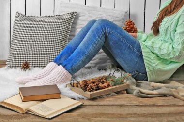 Çam kozalağı tutan kadın 