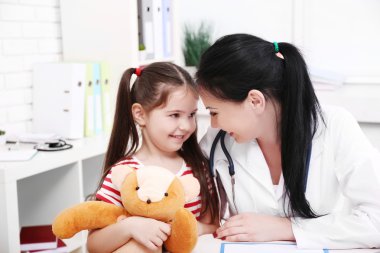 Çocuk ile oynarken doktor 