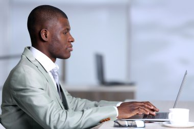 dizüstü bilgisayar ile yakışıklı işadamı