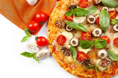 Lezzetli pizza ve taze sebze