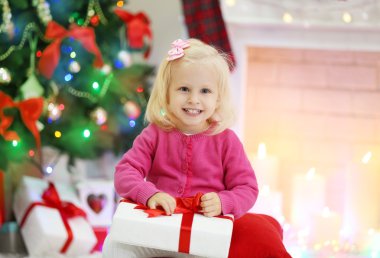 hediye kutuları ile kız