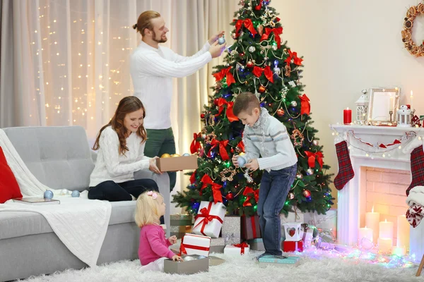 Rodina Zdobení Vánočního Stromu Obývacím Pokoji Dům Holiday — Stock fotografie