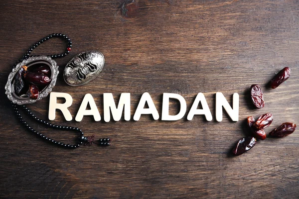 Word Ramadan Rózsafüzér és dátumok gyümölcsökkel — Stock Fotó