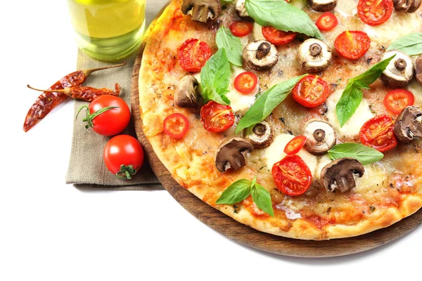 Smakelijke pizza en verse groenten — Stockfoto
