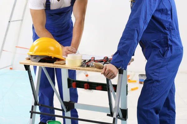 Lavoratori rinnovo appartamento — Foto Stock