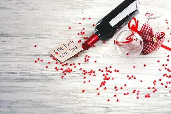 Şarap şişesi ve gözlük el yapımı yürekleri — Stok fotoğraf