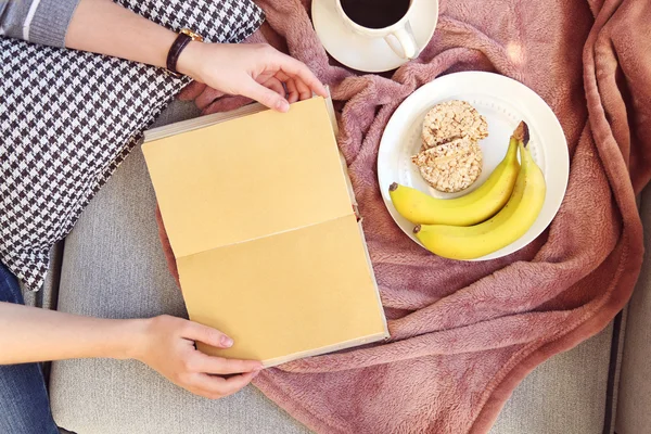 Manos femeninas con libro abierto — Foto de Stock