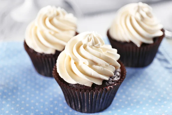 Délicieux cupcakes au chocolat avec crème sur la table servie, fermer — Photo