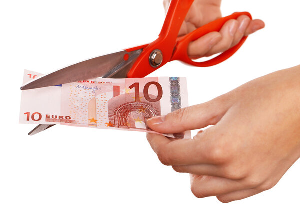 Руки с ножницами резки евро
